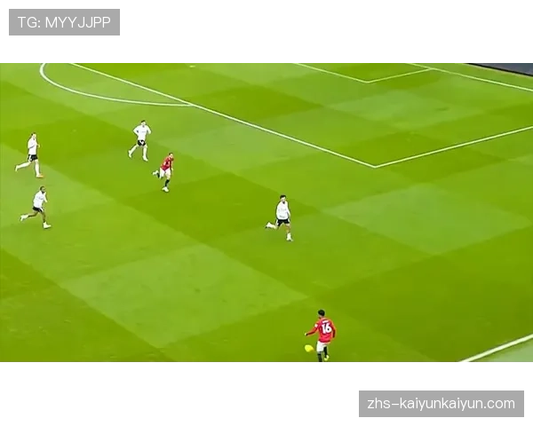 老特拉福德雨战，B费主罚任意球前仔细擦拭皮球的瞬间